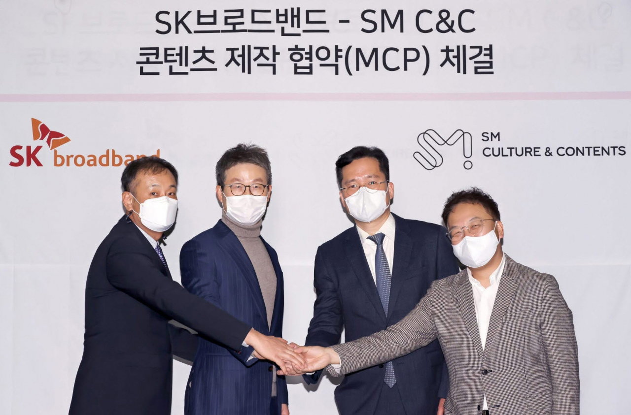 SK브로드밴드와 SM C&C의 관계자들이 콘텐츠 제작 협약 체결식에서 기념사진을 찍고 있다. 왼쪽부터 SM C&C 김동준 대표, SK브로드밴드 최진환 대표, SM C&C 남궁철 대표, SK브로드밴드 김혁 미디어플랫폼본부장. [SK브로드밴드 제공]