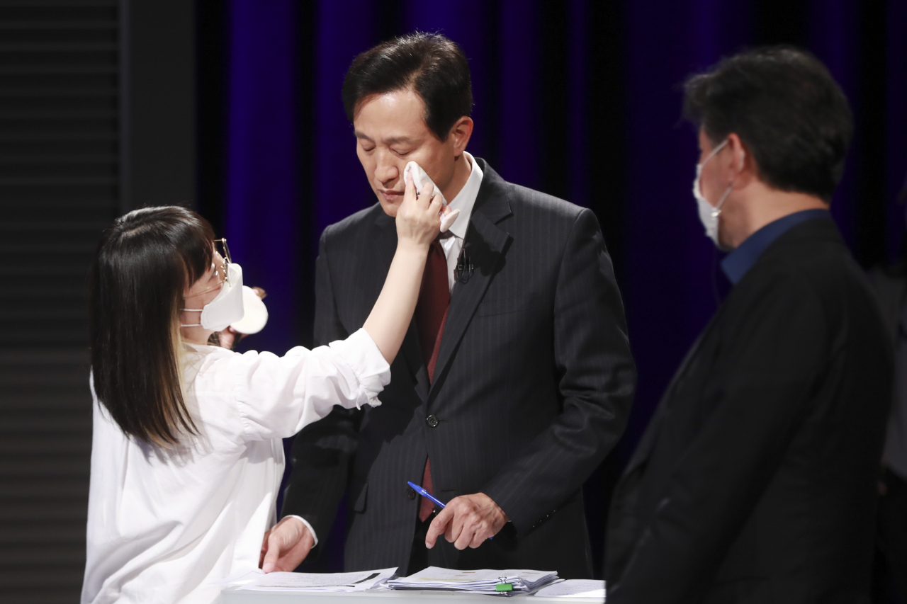 오세훈 국민의힘 4·7 서울시장 보궐선거 후보가 지난 29일 밤에 열린 TV토론회 시작에 앞서 자료를 살펴보고 있다. [연합]