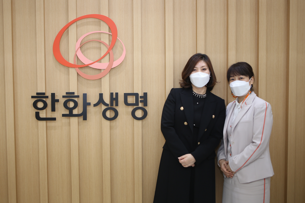 보이스피싱을 막은 한화생명 화성지점 이경화(왼쪽) FP와 수원고객센터 텔러 장애라 매니저
