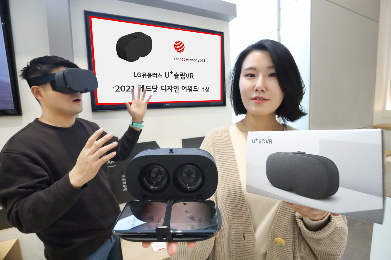 LG유플러스는 자사 휴대용 VR기기 ‘U+슬림 VR’이 세계 3대 디자인 어워드 중 하나인 ‘2021 레드닷 디자인 어워드(Red Dot Design Award)’를 수상했다고 30일 밝혔다. [LG유플러스 제공]