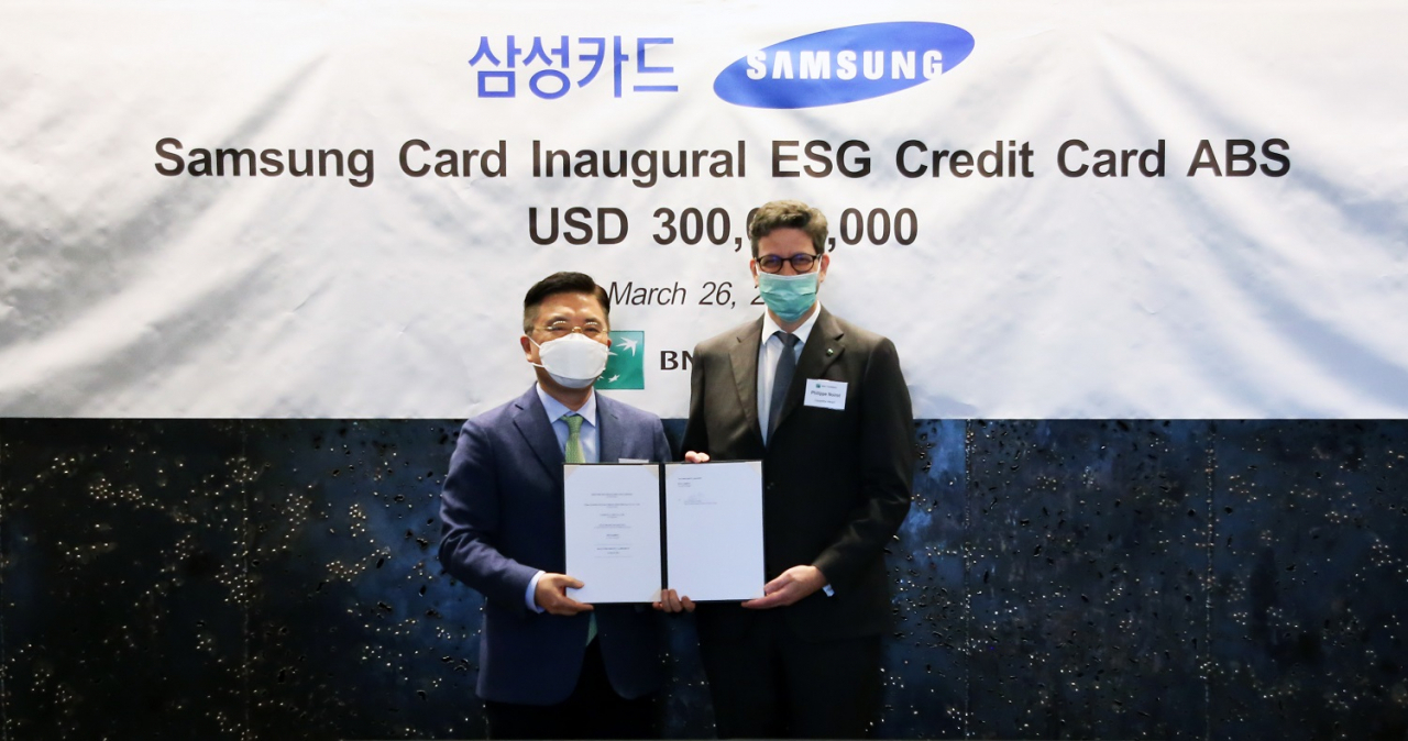 삼성카드는 업계 최초 해외 인증 ESG 외화 ABS 발행을 기념해 투자자인 BNP 파리바와 29일 스테이트타워남산빌딩에서 기념식을 진행했다. 안기홍 삼성카드 경영지원실장, 필립 누와로 BNP 파리바 한국대표(사진 오른쪽)등이 참석했다. [삼성카드 제공]
