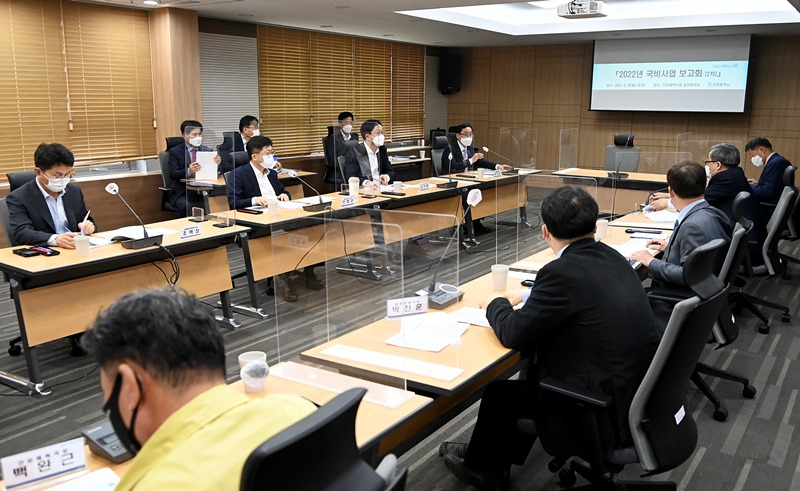 지난 29일 시청 공감회의실에서 안영규 행정부시장 주재로 2022년 국비사업 발굴 보고회가 열리고 있다
