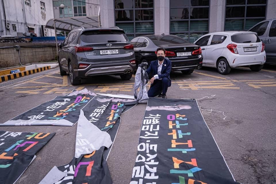 지난 29일 서울 일대에서 오태양 미래당 서울시장 후보의 성 소수자 관련 공약 현수막이 찢긴 채 발견됐다. [오태양 후보 페이스북 캡처]