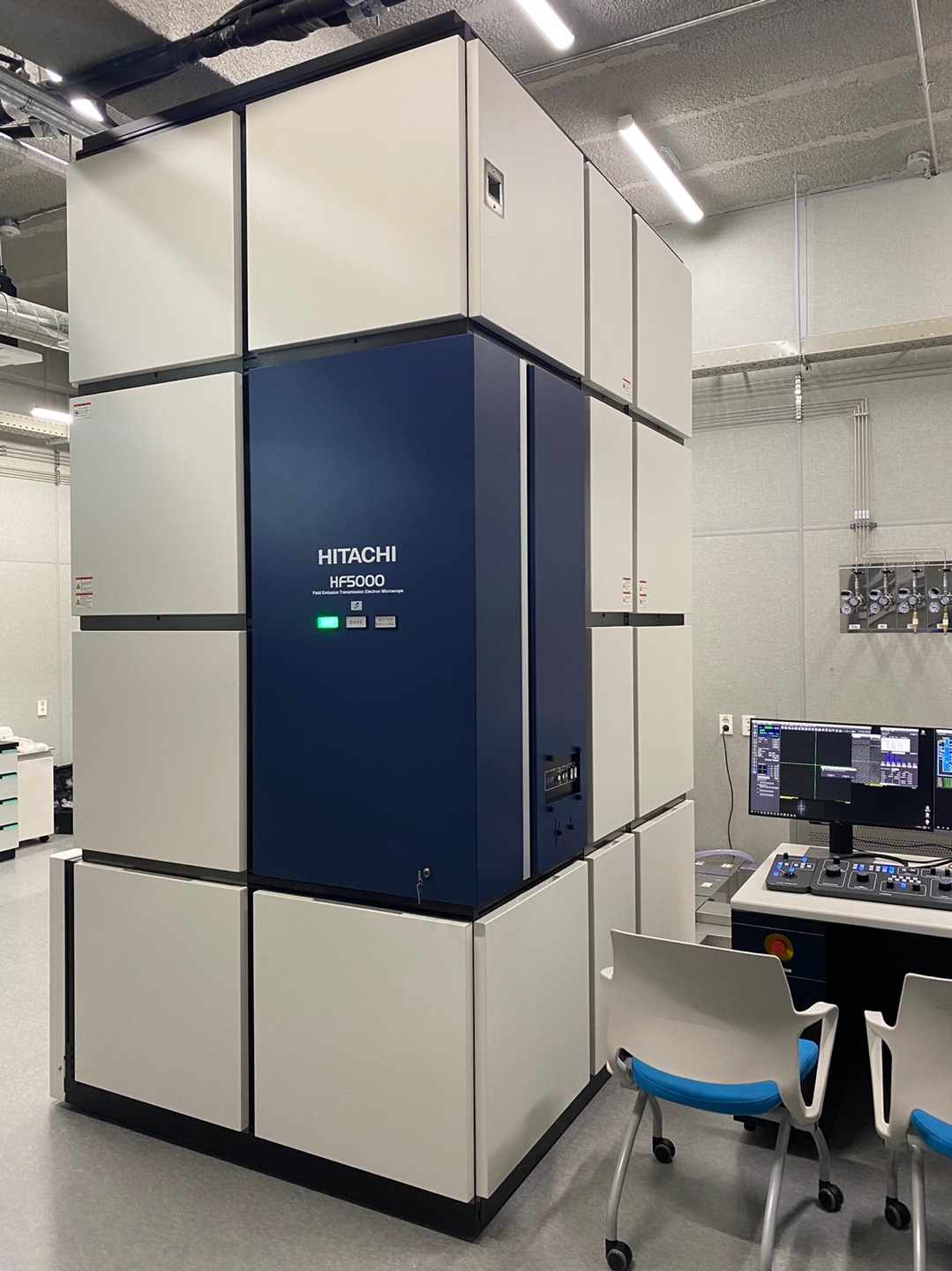 한밭대 최첨단 투과전자혐미경. 이 현미경은 관찰 시료의 최대 150만배(STEM 800만배)까지 확대해 분석 할 수 있으며, 0.1nm(STEM 0.078nm)의 분해능으로 원자단위 분석이 가능해 여러 연구 분야 특히 나노소재 개발 분야에 적합한 장비다.