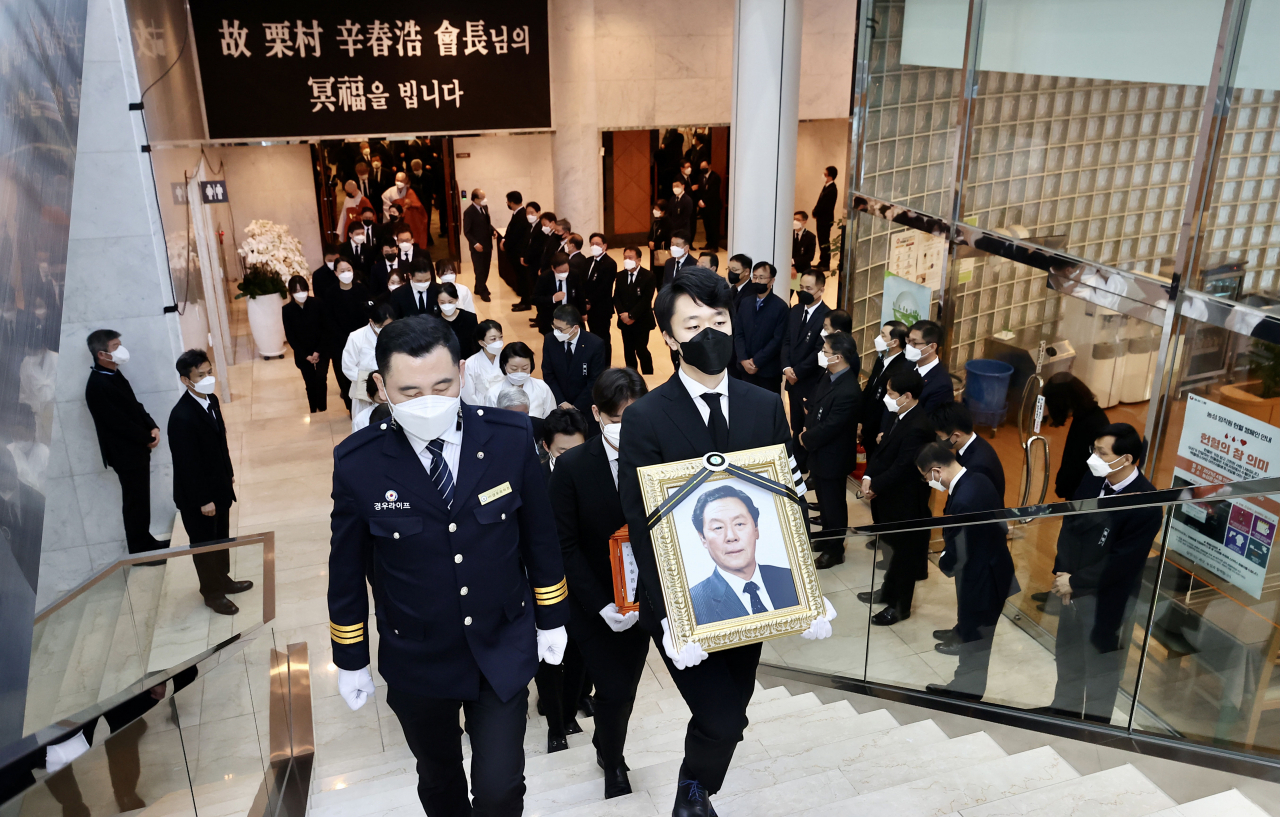 30일 오전 서울 동작구 농심 본사에서 엄수된 농심 창업주 신춘호 회장의 영결식이 끝난 후 고인의 영정사진과 위패가 영결식장을 나서고 있다. 연합뉴스