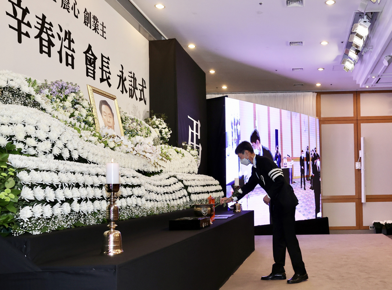 30일 오전 서울 동작구 농심 본사에서 열린 농심 창업주 신춘호 회장의 영결식에서 신동원 농심 부회장이 헌화하고 있다. 연합뉴스
