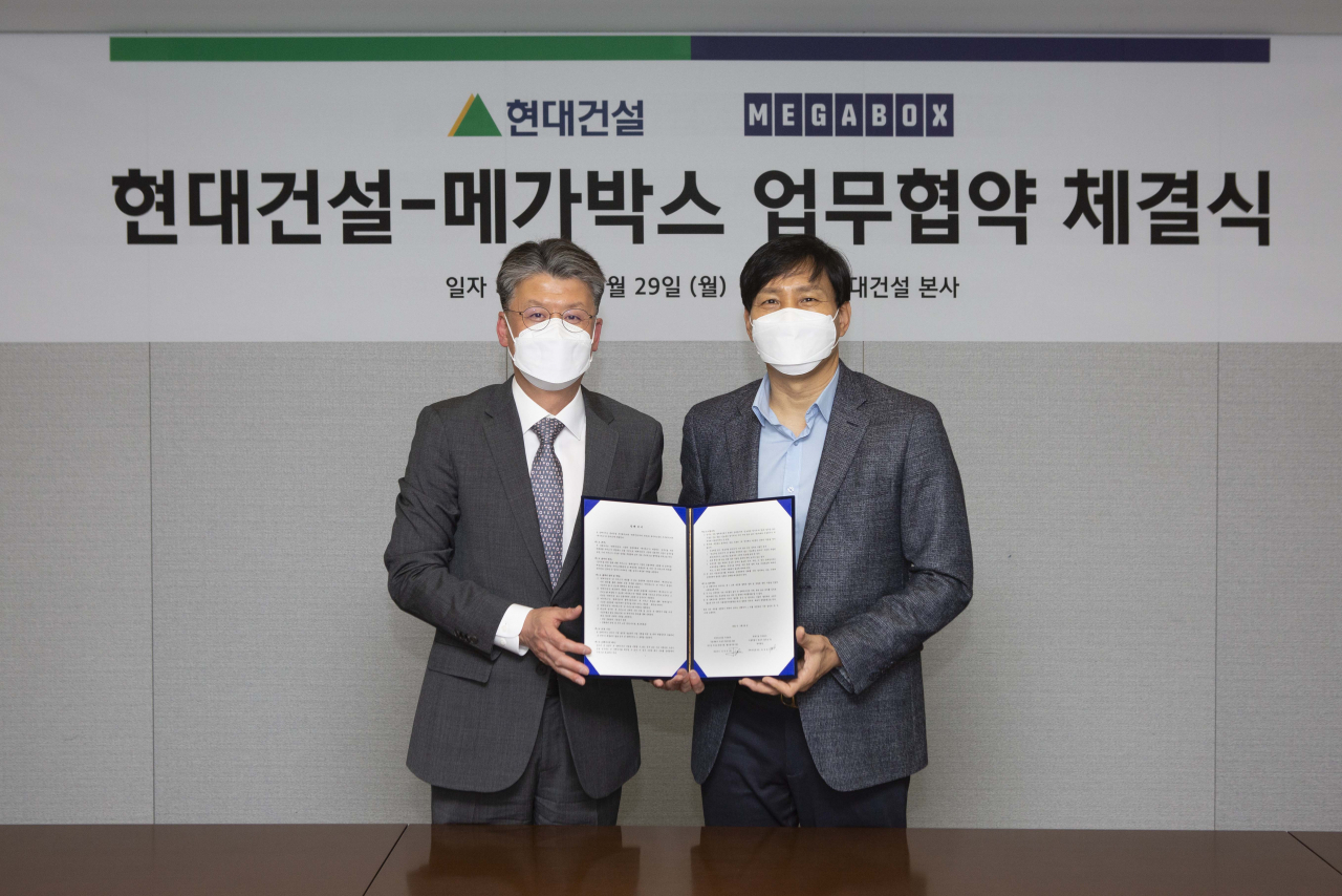 현대건설-메가박스 업무협약 체결식. 왼쪽부터 메가박스 김진선 대표와 최재범 현대건설 주택사업본부장. [현대건설 제공]