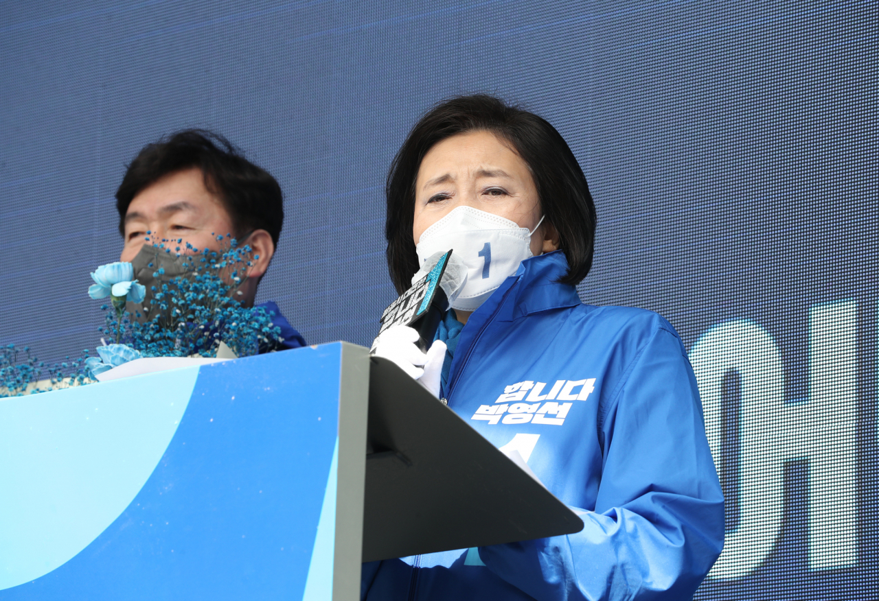 박영선 더불어민주당 서울시장 후보가 29일 서울 성북구 길음역에서 열린 집중 유세에 참석, 지지를 호소하고 있다. [국회사진기자단]