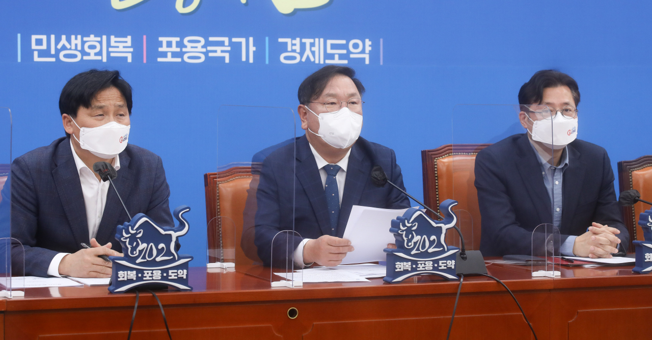 김태년 더불어민주당 원내대표(가운데)가 30일 서울 여의도 국회에서 열린 원내대책회의에서 발언하고 있다. 이상섭 기자/