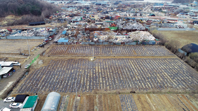 정부가 투기 근절을 위해 내놓은 대책이 자칫 시장 기능을 위축시킬 수 있다는 우려가 쏟아진다. 사진은 4일 LH 직원 투기 의혹이 제기된 경기도 시흥시 과림동 재활용사업장 인근 토지. [연합]