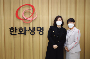 보이스피싱을 막은 한화생명 화성지점 이경화(왼쪽) FP와 수원고객센터 텔러 장애라 매니저
