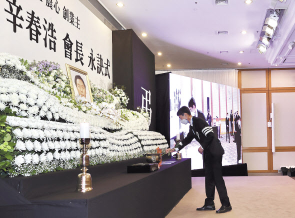 30일 오전 서울 동작구 농심 본사에서 열린 농심 창업주 신춘호 회장의 영결식에서 신동원 농심 부회장이 헌화하고 있다. [연합]