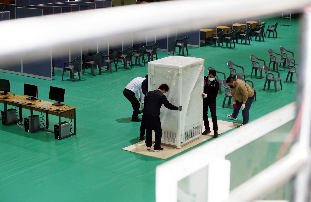 29일 오전 광주 북구 전남대학교 스포츠센터 체육관에서 백신을 보관할 냉동고가 도착하는 등 코로나19 예방접종센터 구축 준비가 한창이다. [연합]