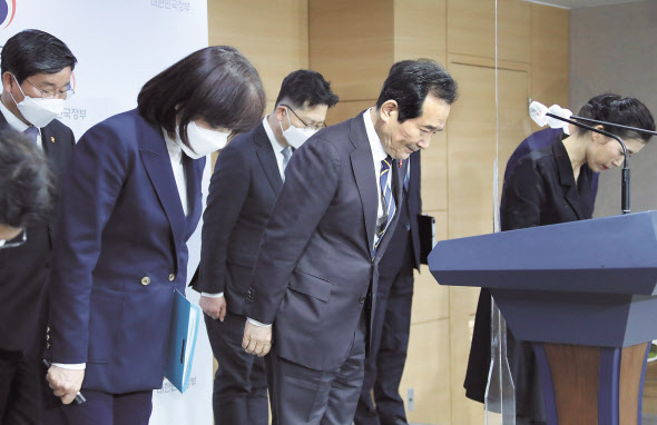 정세균 국무총리가 지난 29일 정부서울청사 브리핑실에서 반부패정책협의회 결과 브리핑을 마친 뒤 인사하고 있다. [연합]