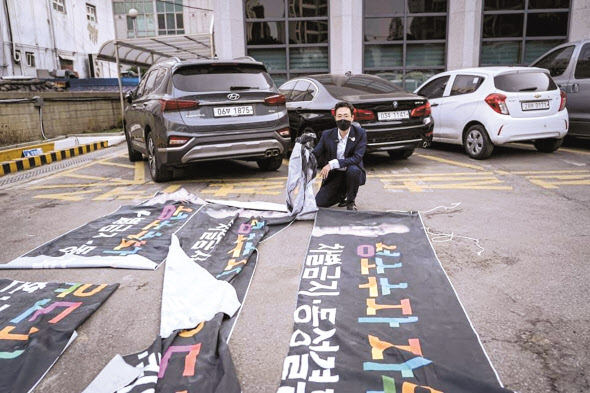 지난 29일 서울 일대에서 오태양 미래당 서울시장 후보의 성 소수자 관련 공약 현수막이 찢긴 채 발견됐다. [오태양 후보 페이스북 캡처]