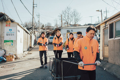 KRX국민행복재단의 에너지 취약계층 연탄 나누기 봉사활동. [한국거래소]