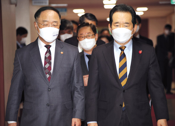 정세균 국무총리(오른쪽)가 홍남기 경제부총리 겸 기획재정부 장관과 함께 30일 정부서울청사에서 열린 국무회의에 참석하고 있다. [연합]