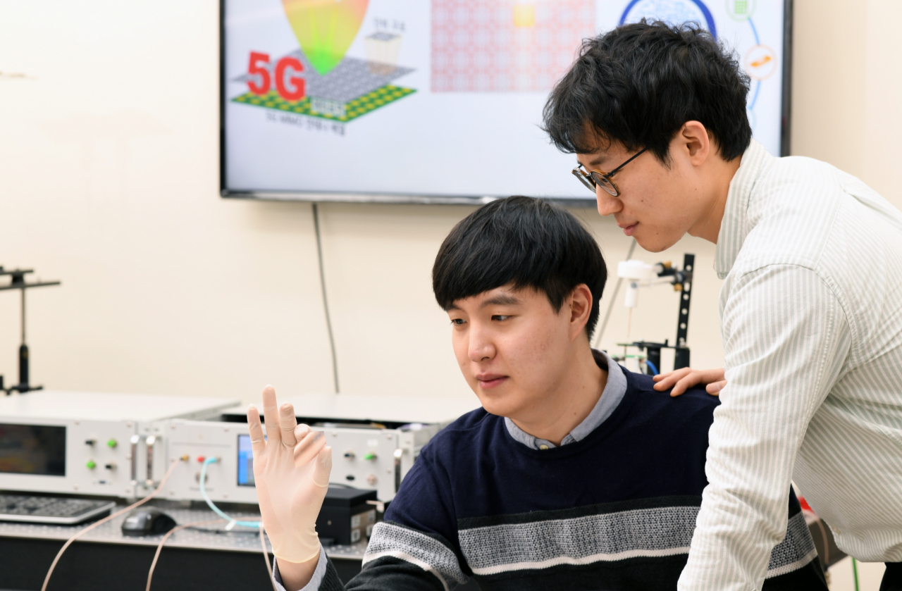 융합연구팀이 개발한 얇은 필름 형태의 5G 주파수 필터를 들고 있다.[한국표준과학연구원 제공]