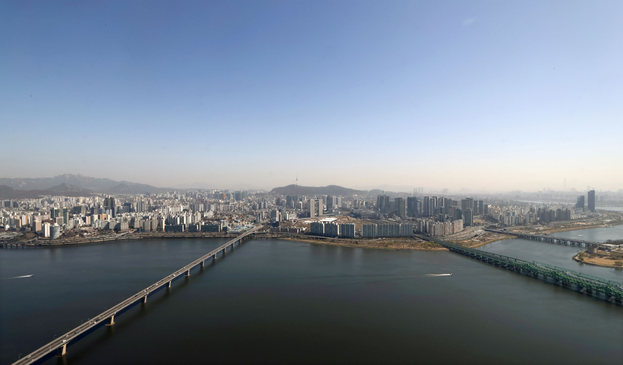 황사 등의 영향으로 전국적으로 미세먼지 농도가 ‘매우나쁨’ 수준을 보인 30일 서울 영등포구 여의도 63아트 전망대에서 바라본 서울 도심이 황사와 미세먼지에 갇혀있다. [연합]