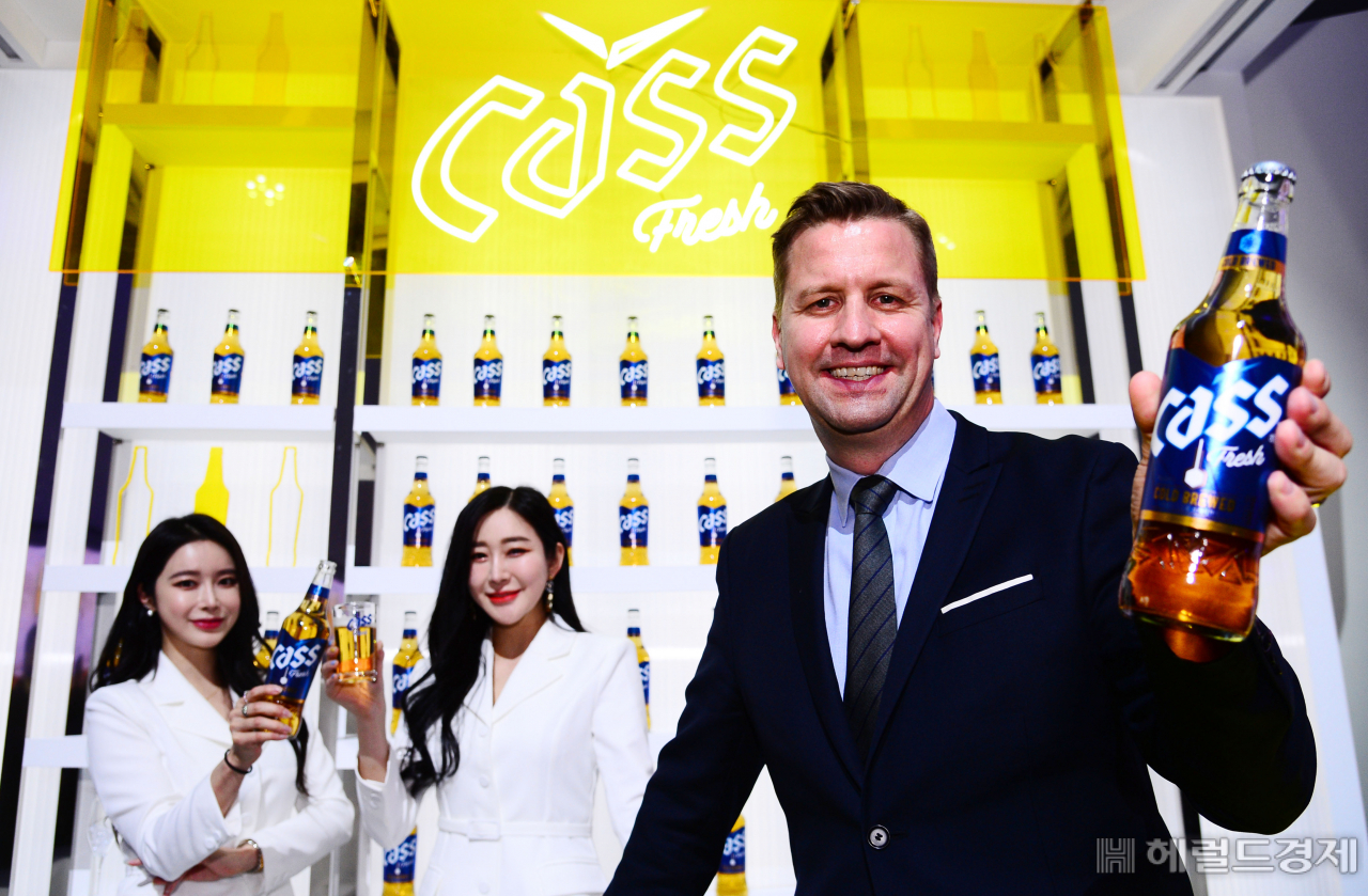 배하준 오비맥주 사장이 모델들과 함께 ‘올 뉴 카스(All New Cass)’를 손에 들고 포즈를 취하고 있다. [사진=박해묵 기자]