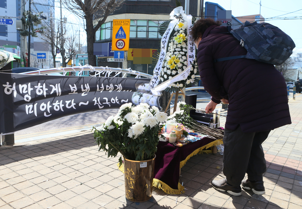 '어린이보호구역(스쿨존) 초등생 사망 사고'가 발생한 인천시 중구 한 초등학교 앞에서 시민이 숨진 초등생을 추모하는 모습. [연합]