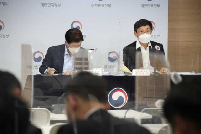 안도걸 기획재정부 예산실장(오른쪽)이 26일 오후 정부서울청사 브리핑실에서 예산안 편성지침 및 기금운용계획안 작성지침을 발표하고 있다. [연합]