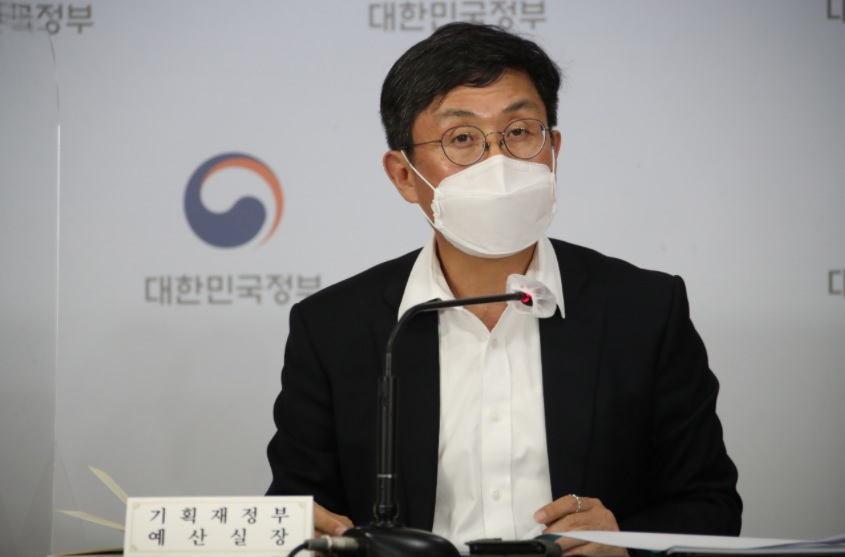 안도걸 기획재정부 예산실장이 26일 오후 정부서울청사 브리핑실에서 예산안 편성지침 및 기금운용계획안 작성지침을 발표하고 있다. [연합]
