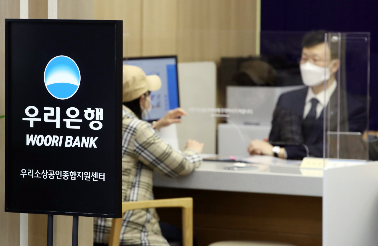 30일 오후 서울 강동구 우리은행 길동지점에 설치된 '우리소상공인종합지원 강동센터'에서 소상공인이 상담하고 있다. 연합뉴스