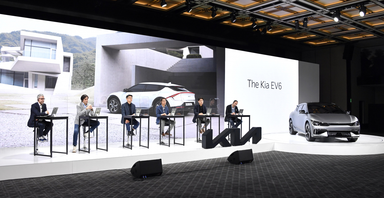 30일 온라인으로 진행된 EV6 월드 프리미어 행사에서 담당 중역들이 차량에 관한 질문에 답하고 있다. 사진 왼쪽부터 기아 차량아키텍처개발센터장 파예즈 라만 전무, 기아 고객경험본부장 아르투르 마틴스 전무, 기아 대표이사 송호성 사장, 기아 국내사업본부장 권혁호 부사장, 기아 국내마케팅실장 이용민 상무, 기아디자인담당 카림 하비브 전무. [기아 제공]