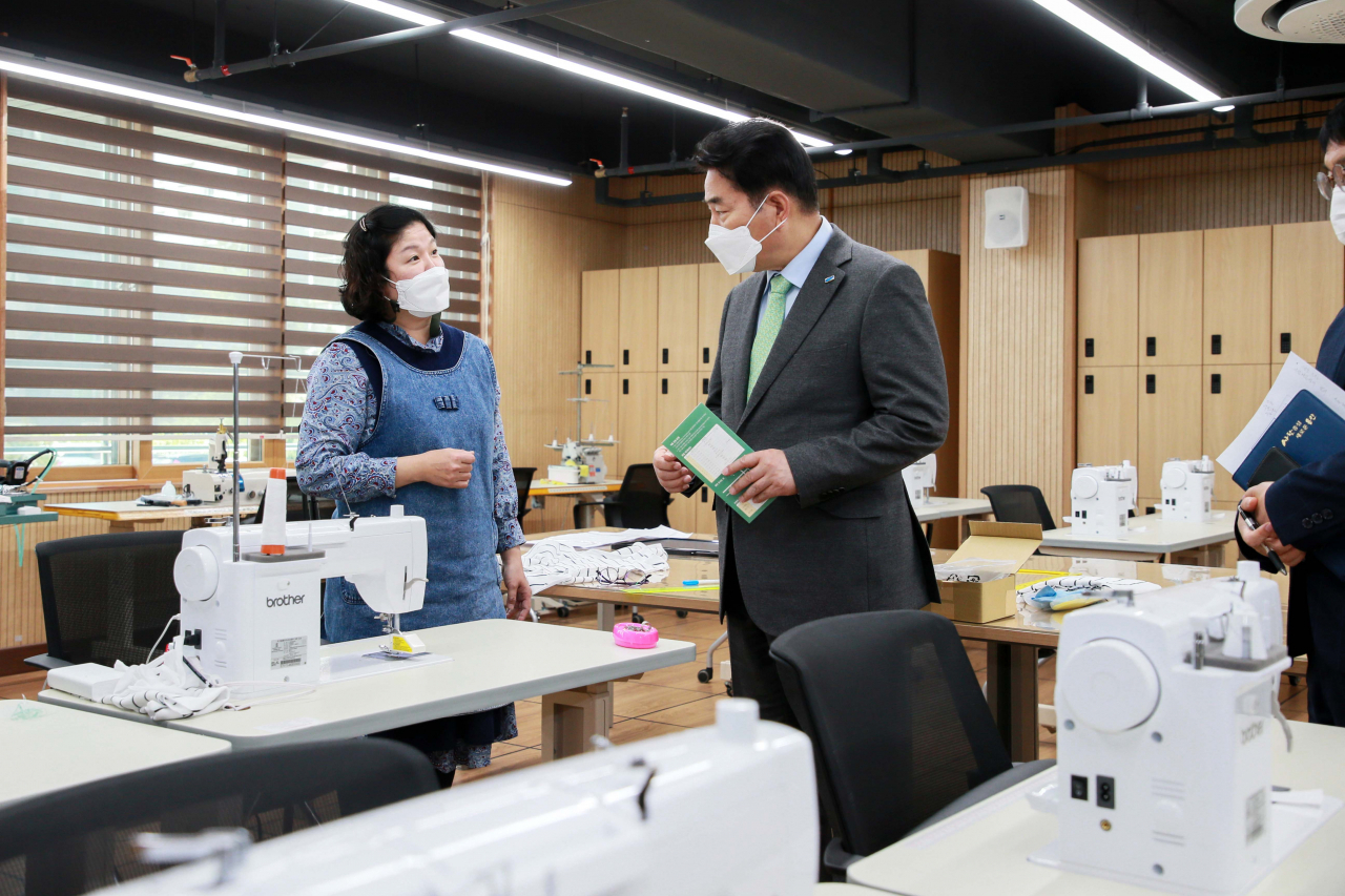 백군기 용인시장 기흥평생학습관 방문[용인시 제공]