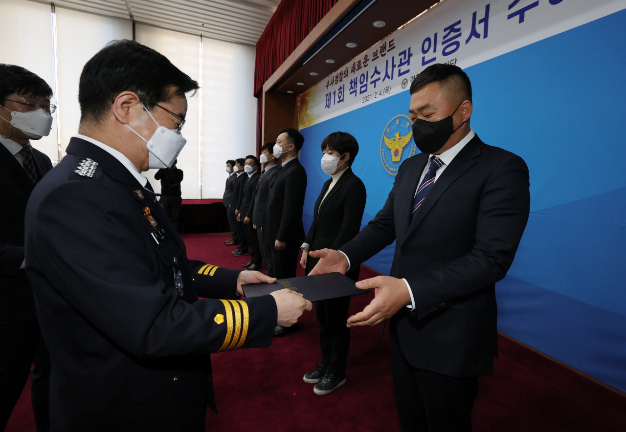 지난 2월 4일 오후 서울 서대문구 경찰청에서 열린 ‘제1회 책임수사관 인증서 수여식’에서 김창룡 경찰청장이 광주경찰청 강력범죄수사대 3팀장 정희석 경감에게 인증서를 수여하고 있다. [연합]