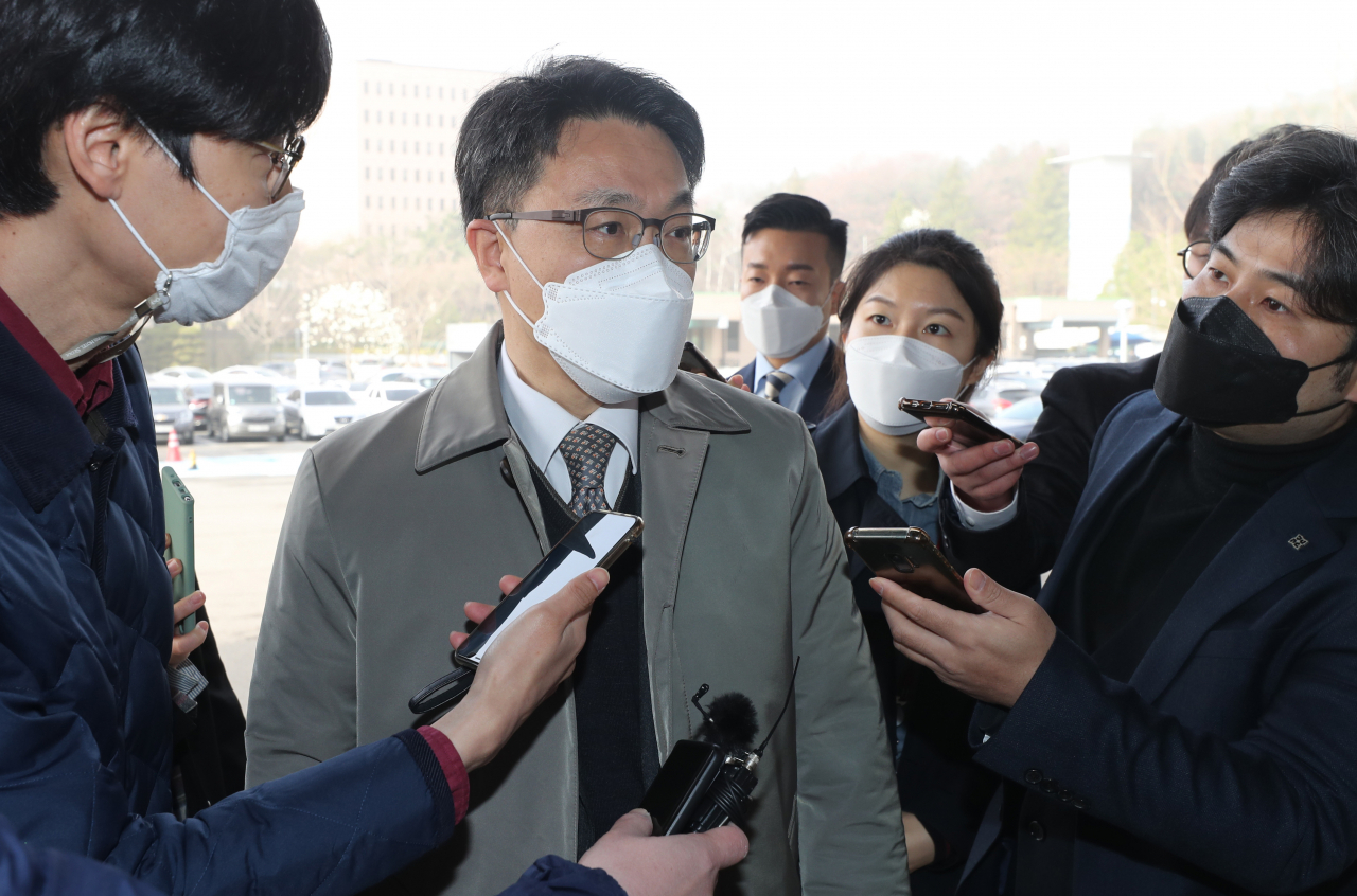 김진욱 고위공직자범죄수사처장이 정부과천청사에 출근하며 취재진의 질문에 답변하고 있다. [연합]