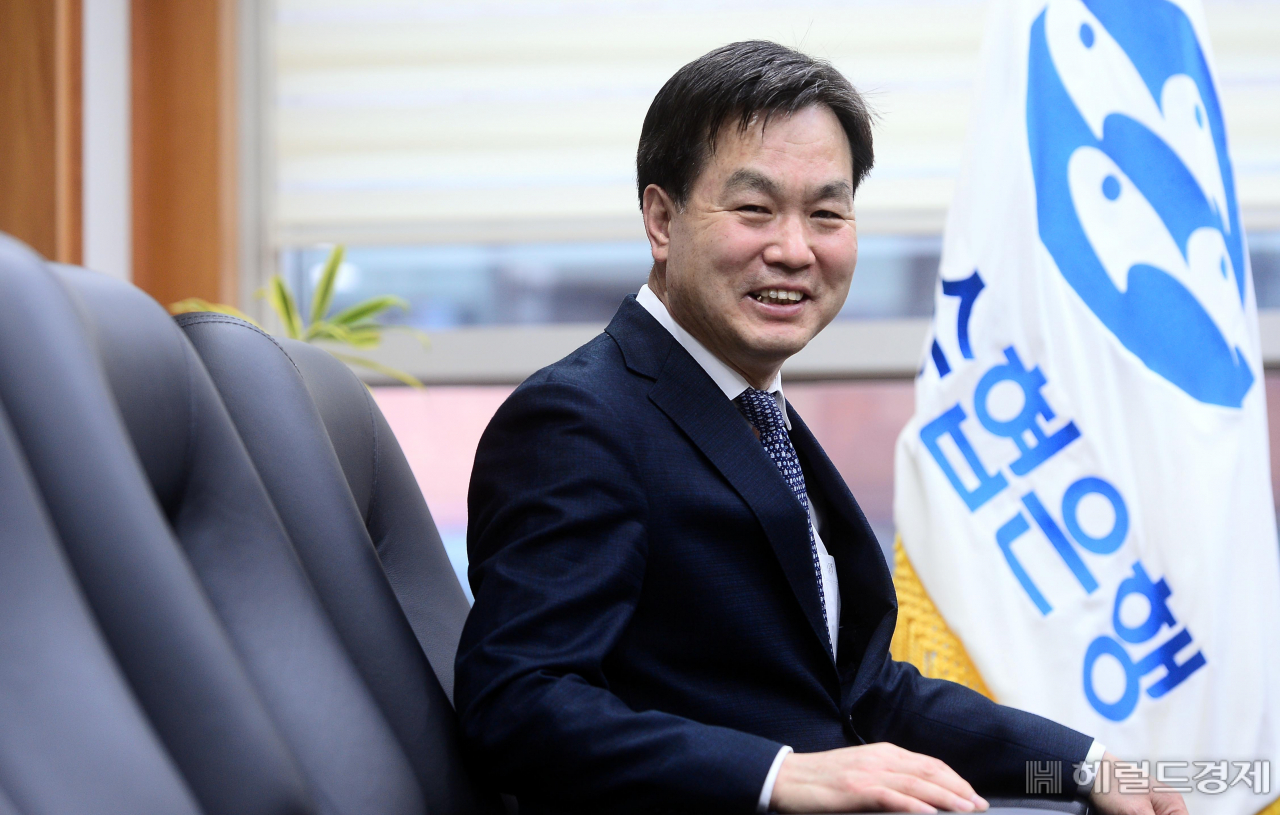 김진균 Sh수협은행장은 첫 내부 출신 행장으로서 “수협은행을 더 강하게 만들어 후배들에게 기회를 주고 싶다”고 말했다. 이상섭 기자 babtong@heraldcorp.com