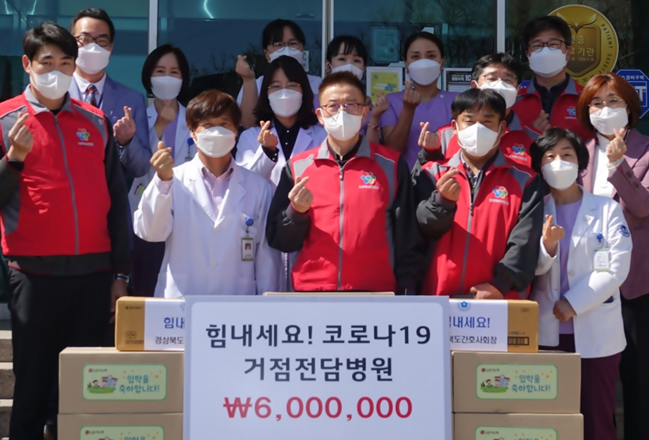 30일 LG이노텍 구미지부 노조원들이 코로나19 거점 전담병원인 경상북도 구미시 큰사랑요양병원을 방문해 초등학교 입학 자녀를 둔 간호사들에게 학용품 세트와 감사 편지를 전달했다. 사진 앞줄 가운데 김동의 LG이노텍 노조위원장, 김 위원장 왼쪽이 김영길 큰사랑요양병원장. [LG이노텍 제공]