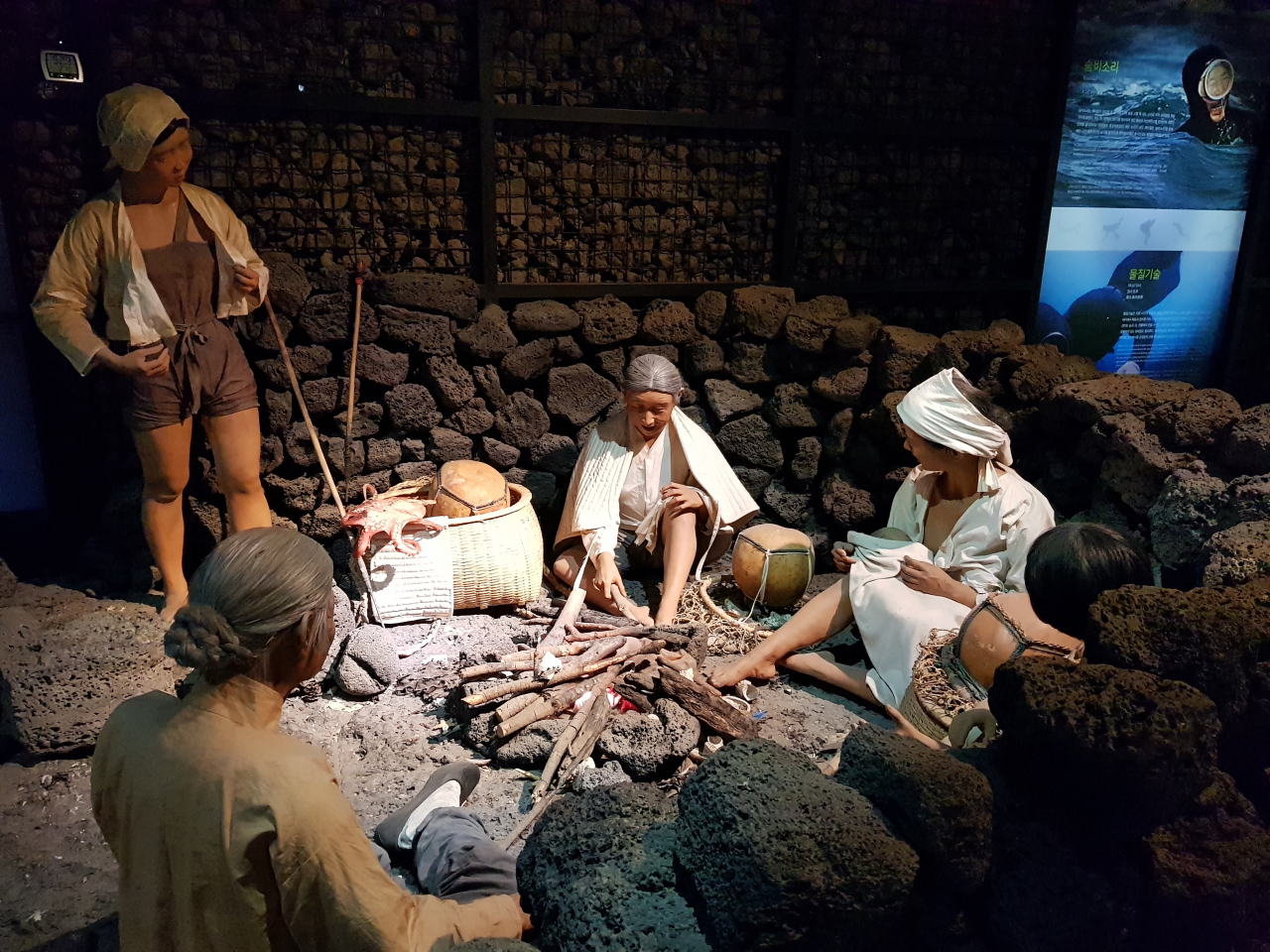제주해녀들의 전통탈의실 ‘불턱’ 모형. 내 동네의 공용탈의실이므로 수백년이상 무료였음은 물론이다. [제주해녀박물관]
