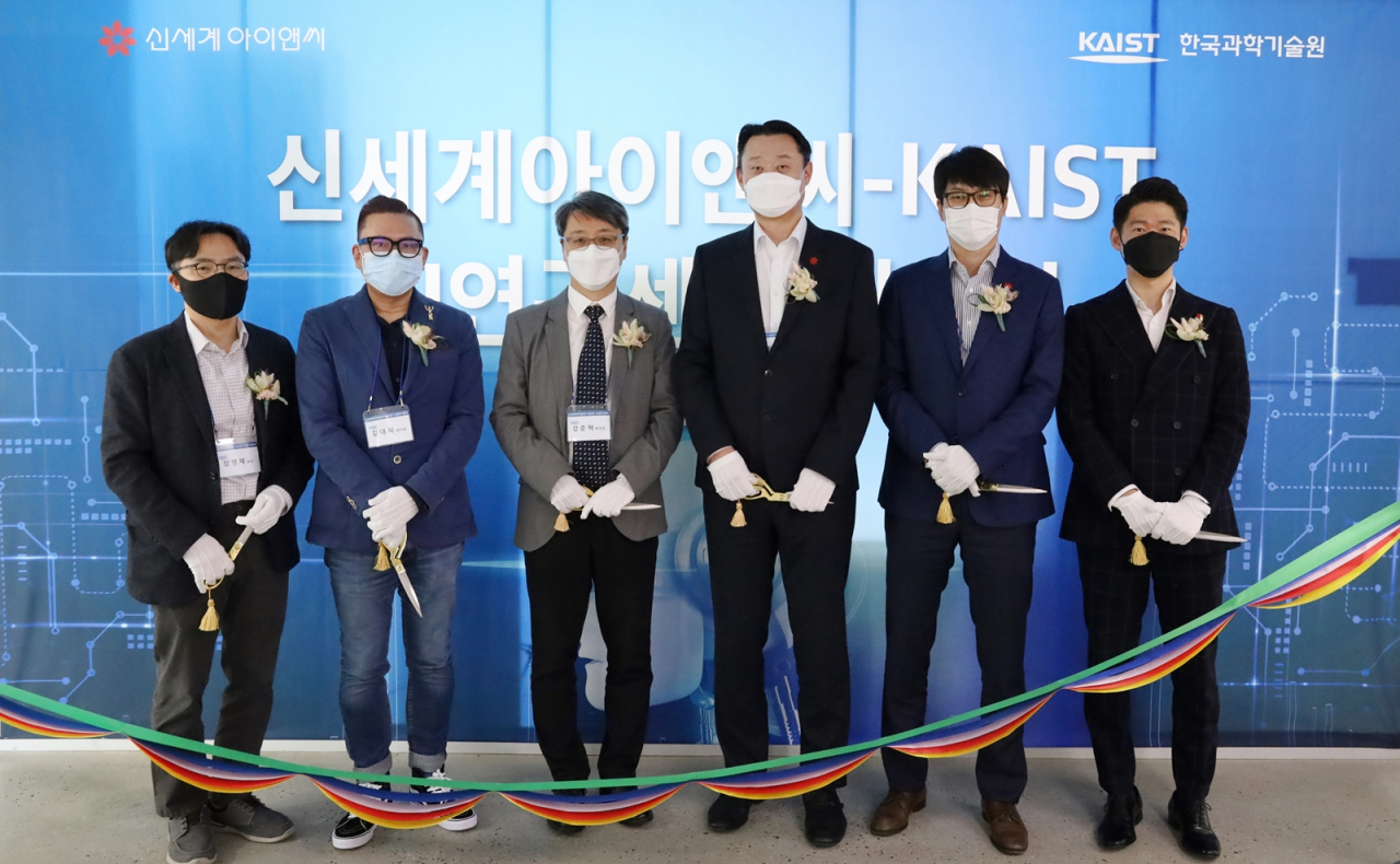 신세계아이앤씨는 KAIST와 AI연구센터 개소식을 진행했다. 손정현(왼쪽 네 번째) 신세계아이앤씨 대표이사 등이 참석해 기념 촬영을 하고 있다. [신세계아이앤씨 제공]