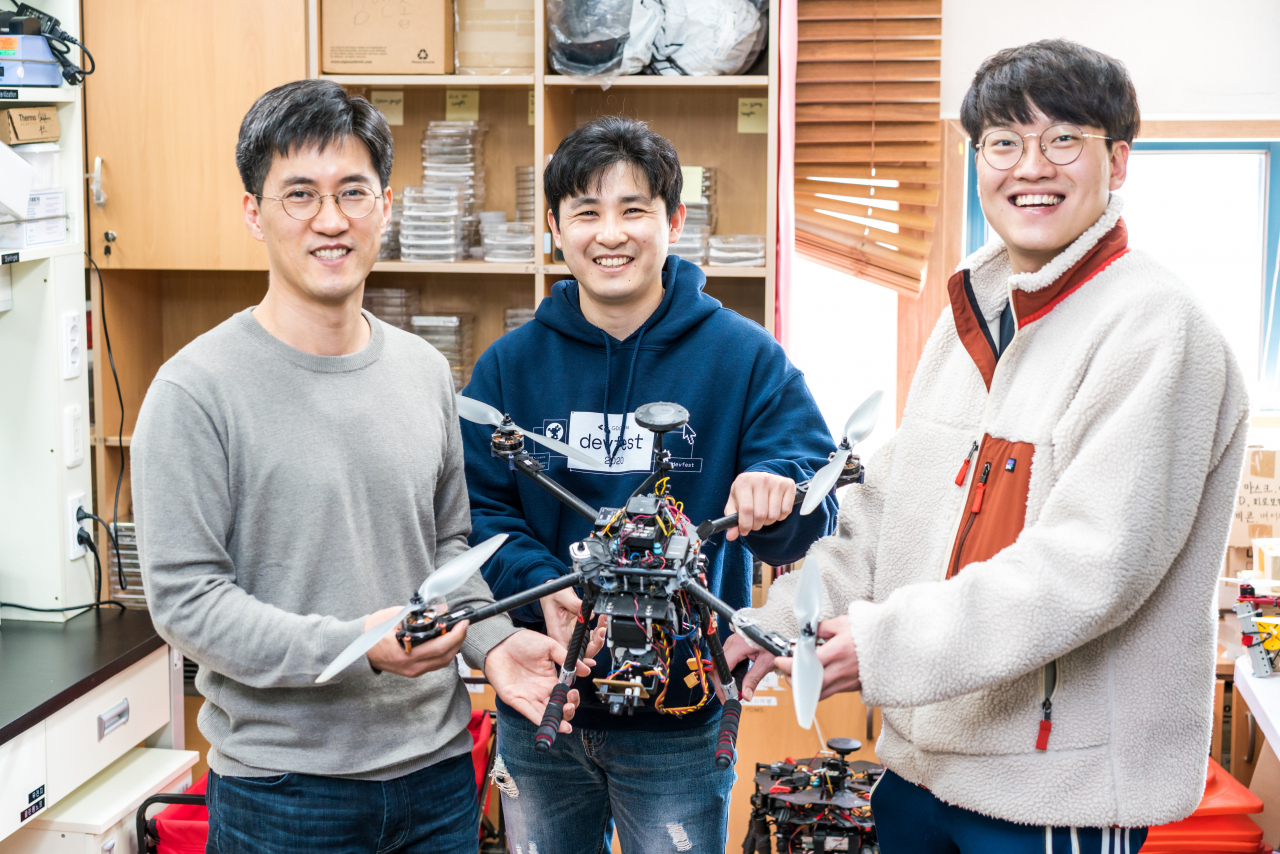 왼쪽부터 이종호 교수, 임정근, 이태연 학생이 개발한 드론을 들어보이고 있다.[지스트 제공]