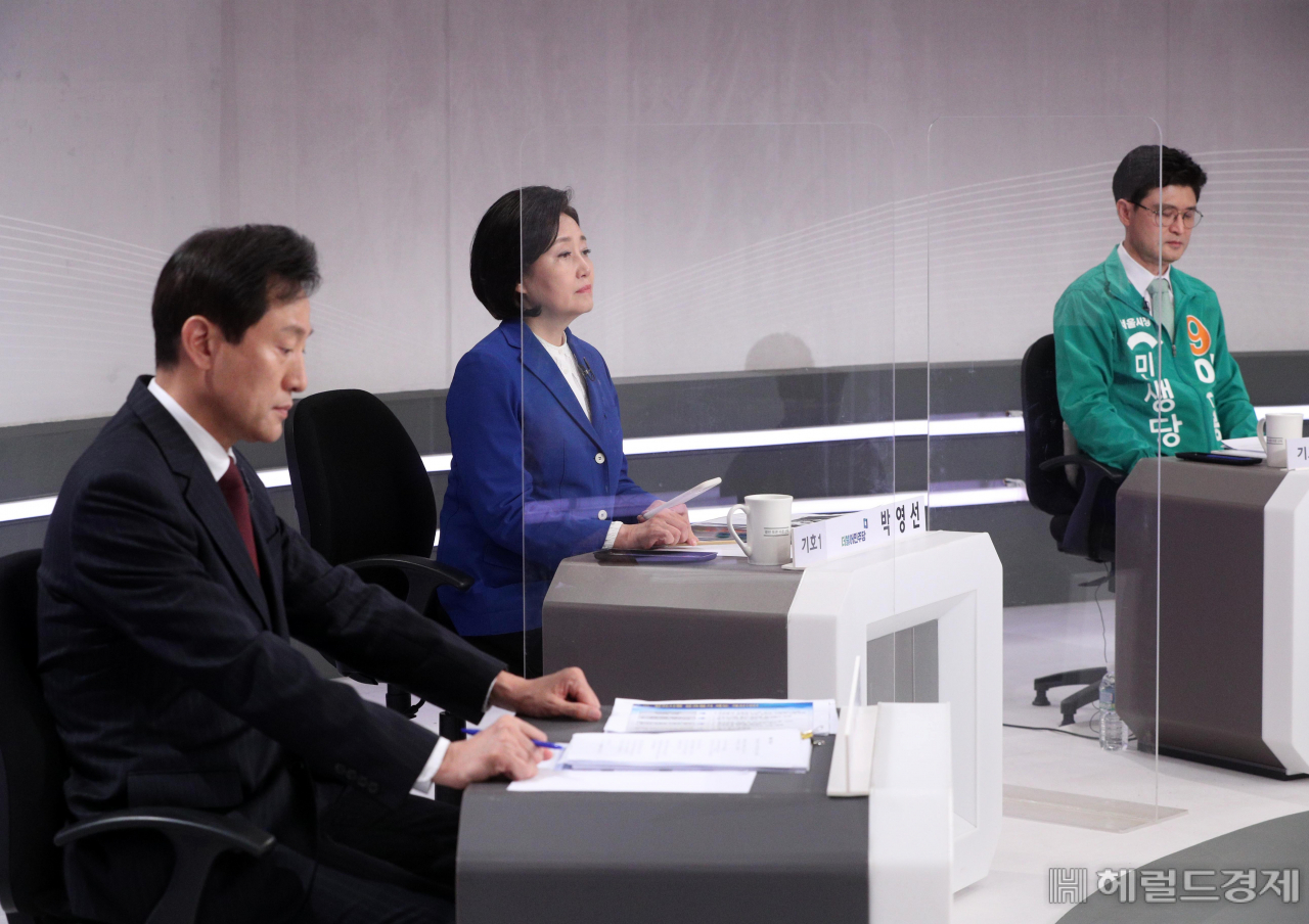 [사진=국회사진기자단] [헤럴드경제=이상섭 기자] 오세훈 국민의힘 후보(왼쪽부터), 박영선 더불어민주당 후보, 이수봉 민생당 후보가 30일 오후 서울 여의도 KBS에서 열린 서울시장 보궐선거 후보자 초청 토론회에서 토론을 준비하고 있다. babtong@heraldcorp.com