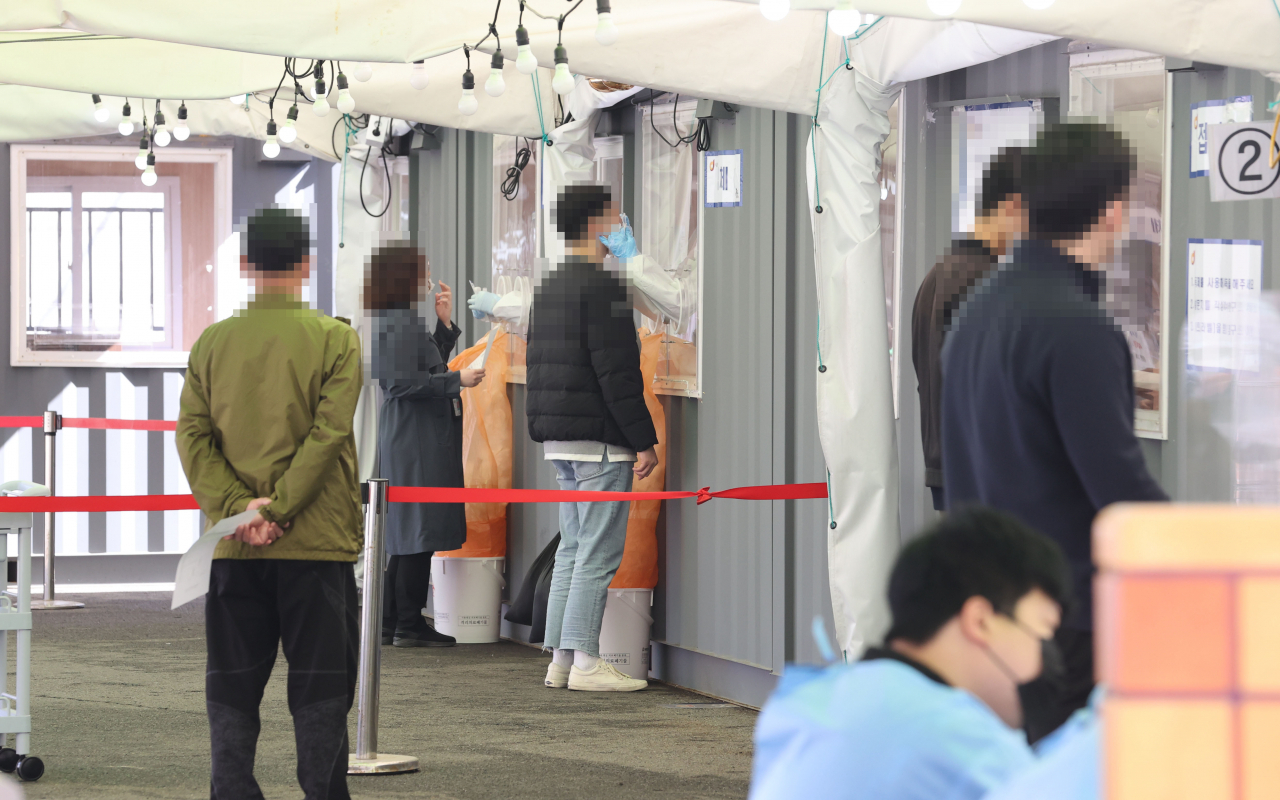 30일 서울역 광장에 마련된 신종 코로나바이러스 감염증(코로나19) 임시 선별검사소에서 시민들이 검사를 받고 있다. 연합뉴스