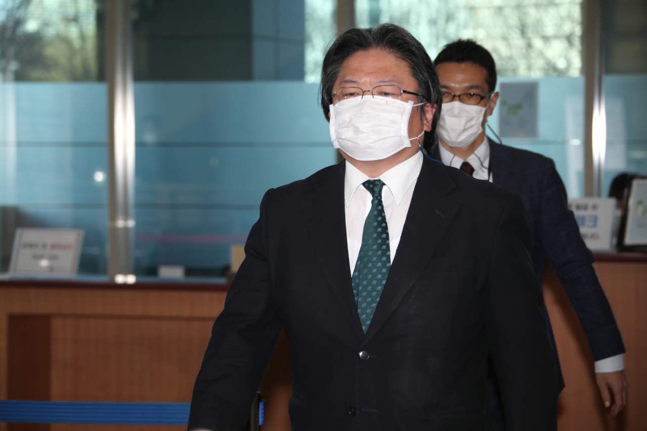 일본이 '독도는 일본 땅'이라는 주장이 담긴 고등학교 교과서 검정 결과를 발표한 것과 관련해 초치된 소마 히로히사(相馬弘尙) 주한 일본대사관 총괄공사가 30일 서울 도렴동 외교부 청사에 들어서고 있다. [연합]