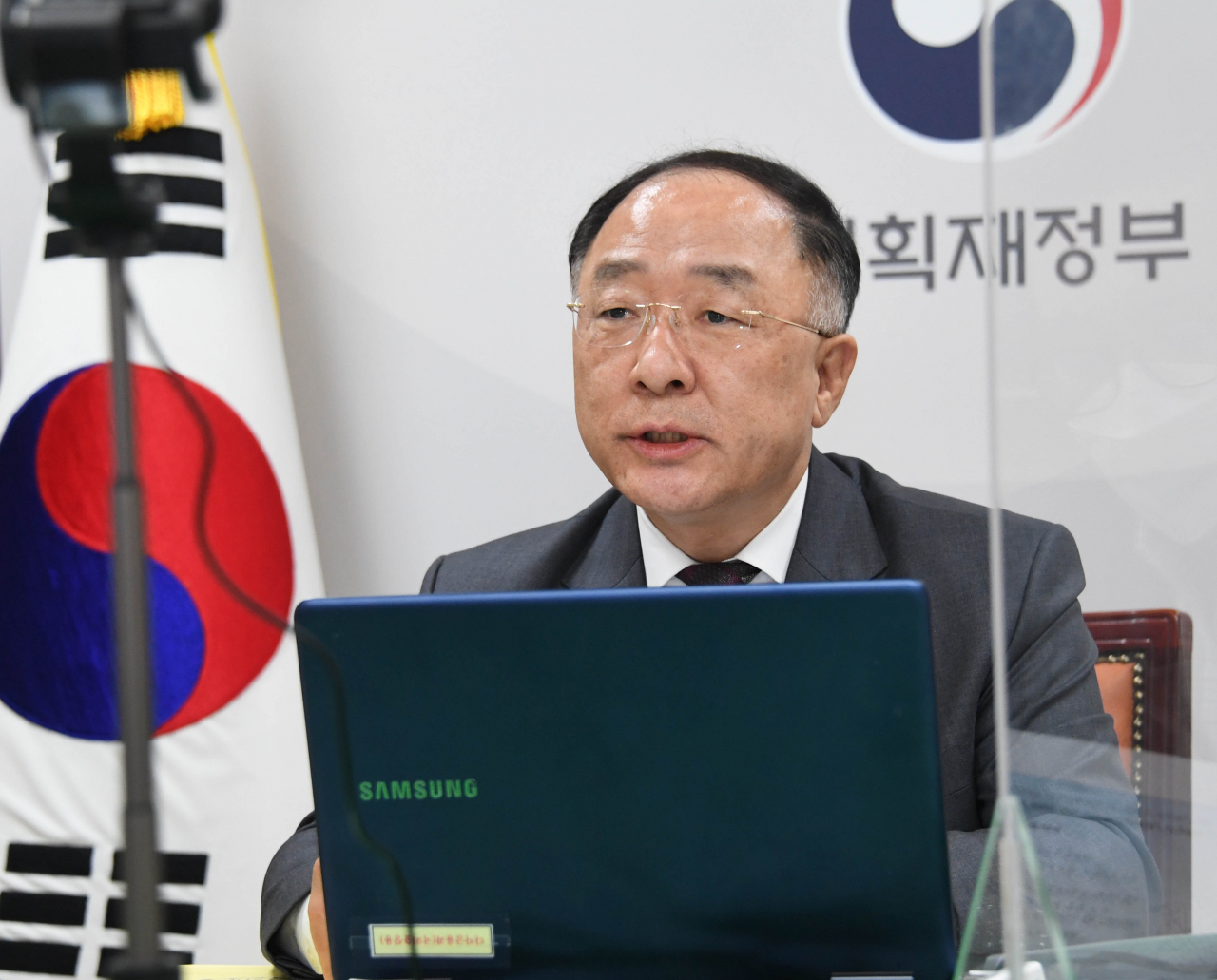 홍남기 경제부총리 겸 기획재정부 장관이 지난 30일 서울 광화문 정부서울청사에서 알라스테어 윌슨 무디스 국제신용평가사 국가신용등급 글로벌총괄과 화상 회의를 하고 있다. 그는 “국가채무 증가속도가 빠르다는 점에 각별한 경계심을 가지고 있으며 재정준칙 법제화, 지출구조조정, 세입기반 확충 등 재정안정화 노력에도 힘써 나갈 것”이라고 밝혔다. [기획재정부 제공]