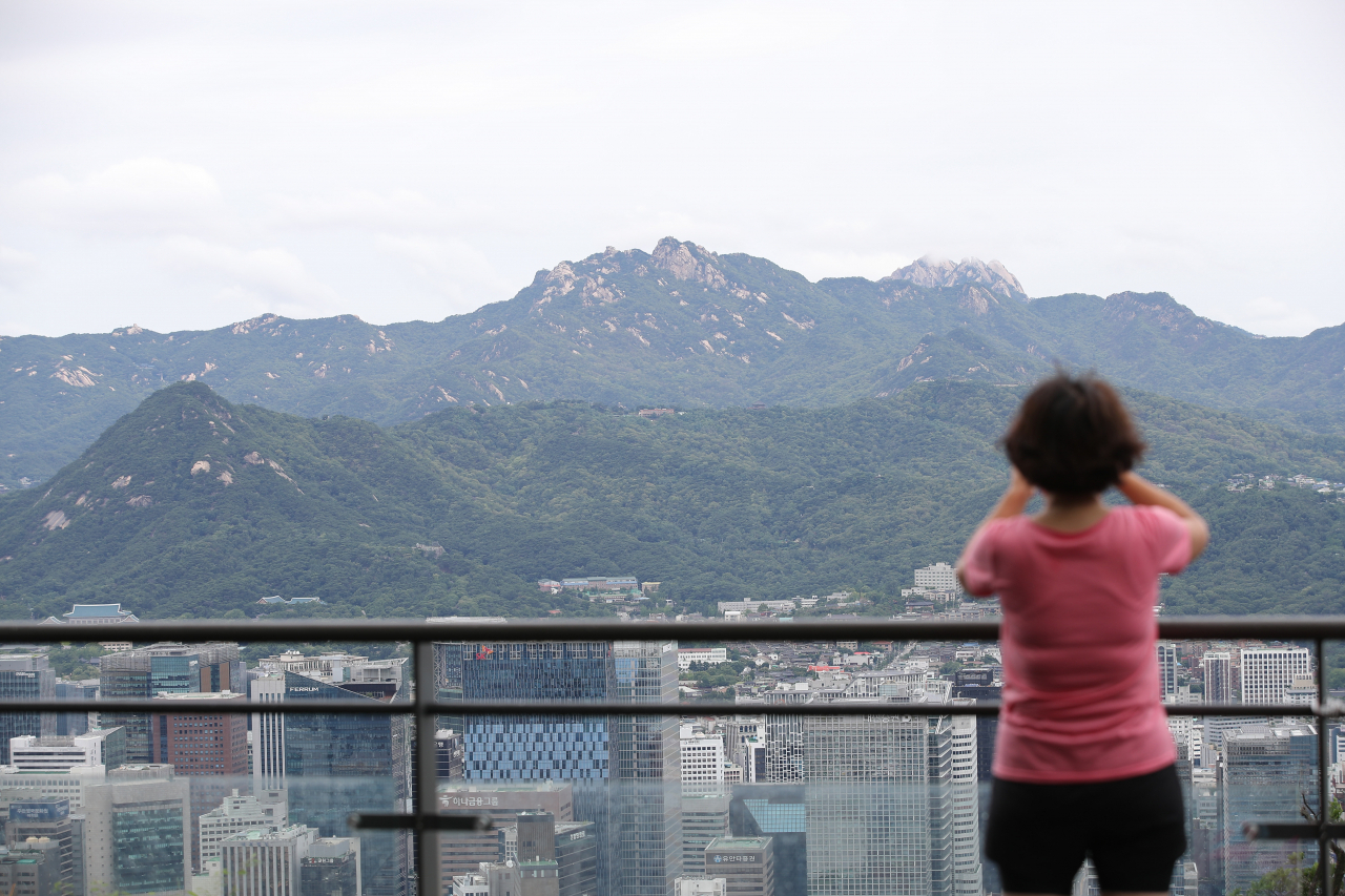 서울 남산에서 바라본 북한산. 연합뉴스