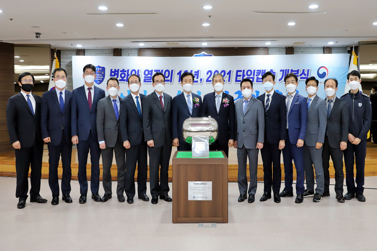 타임캡술 개봉행사 단체사진: 좌측 7번째 김윤식 인천본부세관장, 8번째 딜로이트관세법인 정재열관세사(봉인당시 세관장)