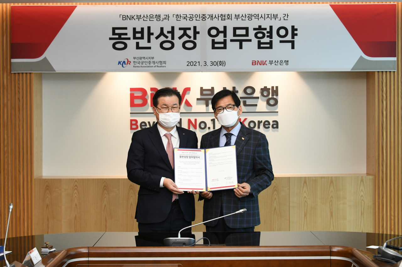 왼쪽부터 부산은행 손대진 여신영업본부장, 한국공인중개사협회 부산광역시지부 유병규 지부장