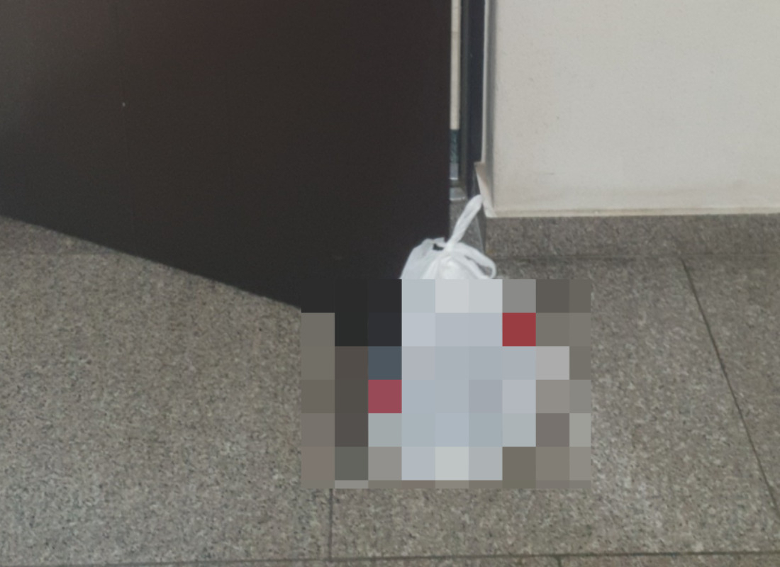 배달주문 고객 문 앞에 포장 음식이 놓여있는 사진. 사진은 기사와 무관. [온라인 커뮤니티 갈무리]
