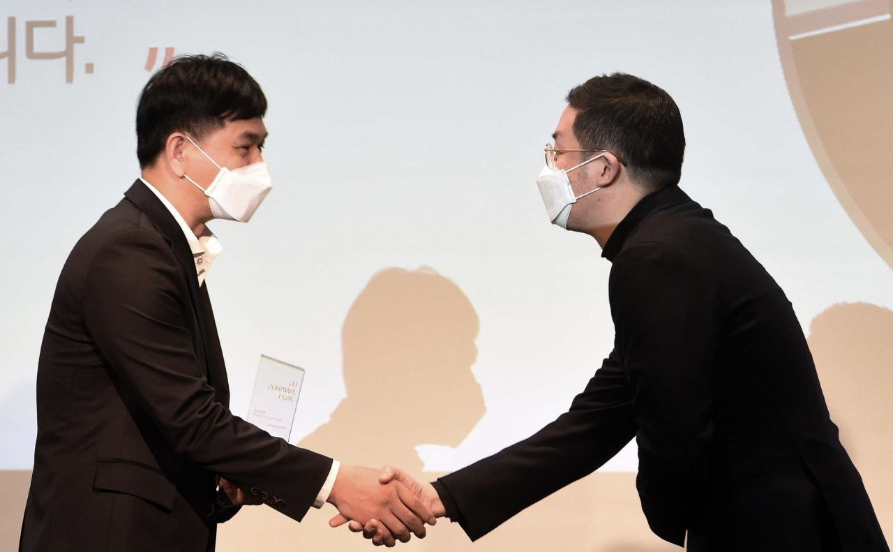 구광모(오른쪽) LG 대표가 30일 오후 서울 마곡 LG사이언스파크에서 개최한 'LG 어워즈(Awards)'에서 일등LG상 수상자를 축하하며 악수하는 모습 [LG 제공]