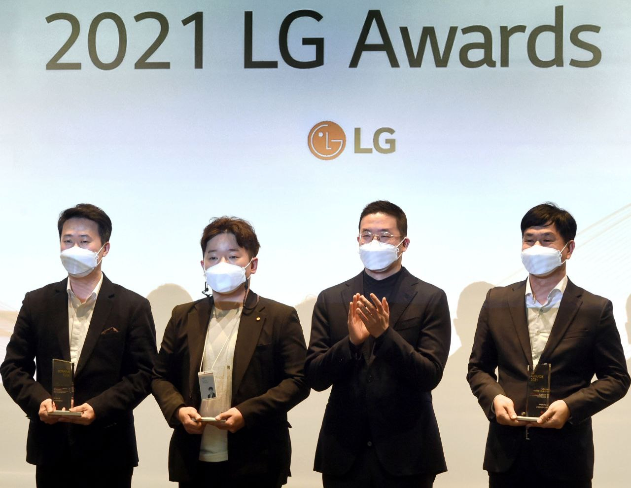 구광모(왼쪽 세번째) LG 대표가 30일 오후 서울 마곡 LG사이언스파크에서 열린 'LG 어워즈(Awards)'에서 일등LG상 수상자들과 기념 촬영을 하고 있는 모습. [LG 제공]