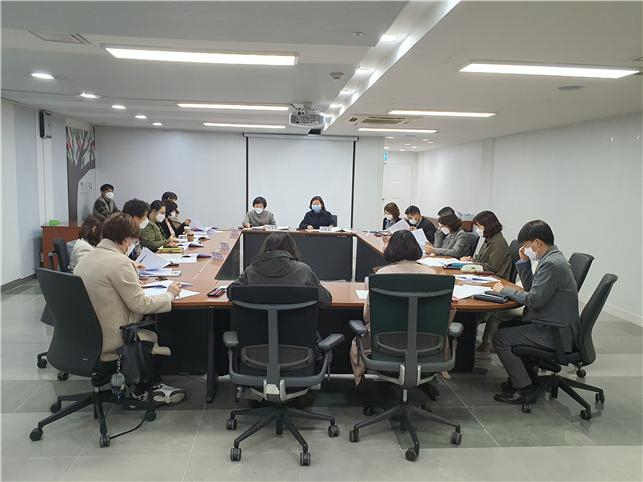 지난 23일 인천시 산하 군·구 실·과장 회의가 열리면서 ‘아동학대조사 공공화’ 시행에 따른 사전 점검을 하고 있다.