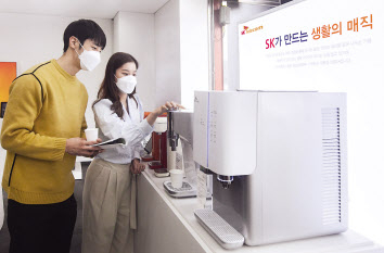 고객이 SK텔레콤 매장에서 SK매직 렌탈 제품의 구독 관련 상담을 하는 모습. [SK텔레콤 제공]