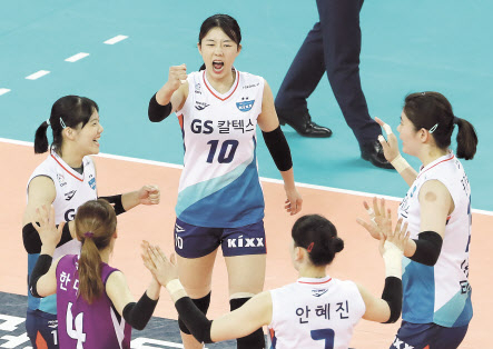 GS칼텍스 선수들이 30일 인천 계양체육관에서 열린 흥국생명과 여자프로배구 챔피언결정전 3차전 1세트서 득점한 뒤 환호하고 있다. [연합]
